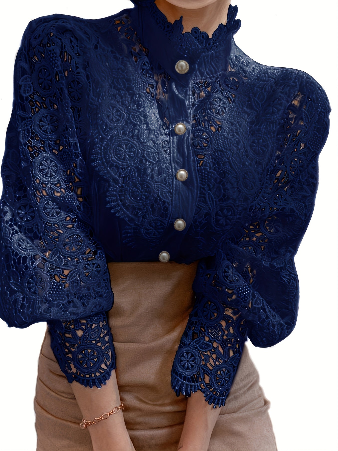 Lalique | Victoriaanse kanten damesblouse met parelknop en lange mouwen