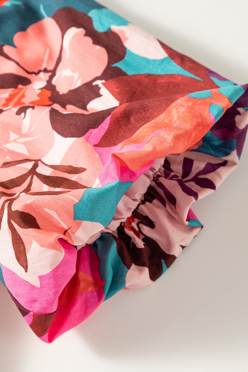 Ysoria | Blouse met bloemenpofmouw en ingekeepte V-hals - Elegante Damestop