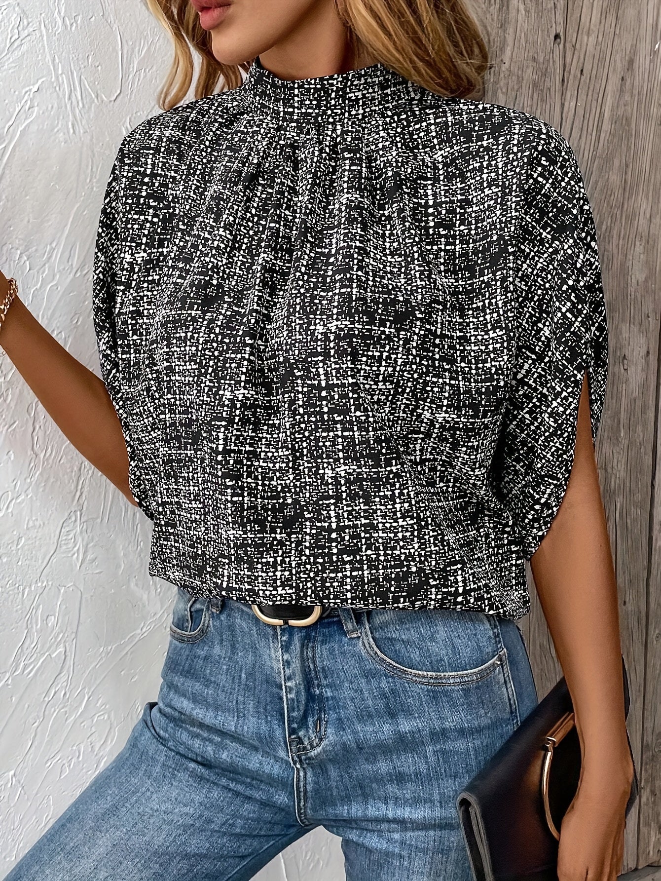 Salomea | Elegante blouse met alloverprint en schijnbare hals - Halve mouwen, lichtgewicht damestop