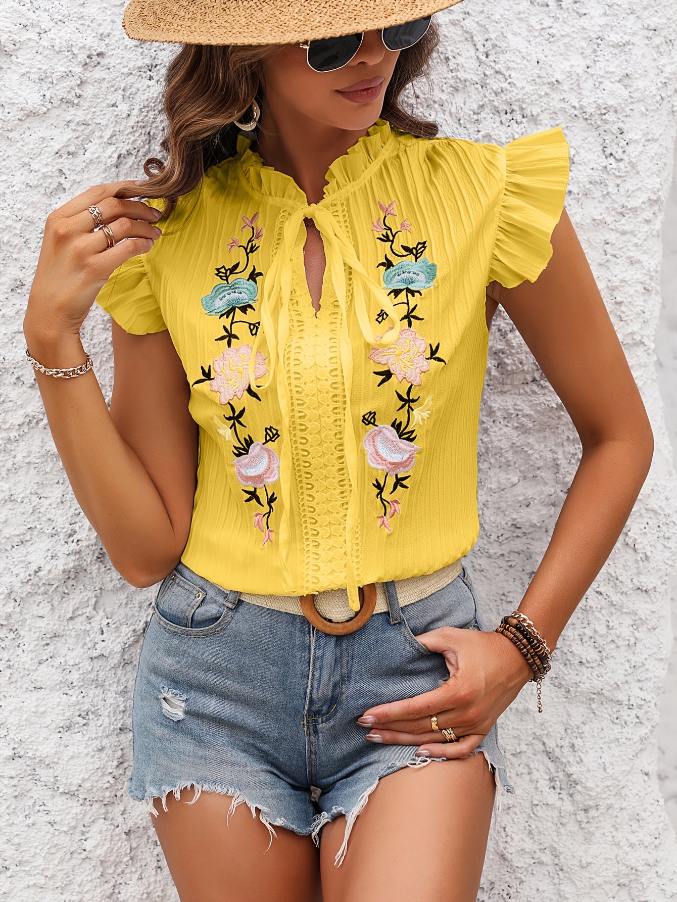 Radmila | Geborduurde blouse met ruches - Vintage kanten blouse met splitjes aan de voorkant