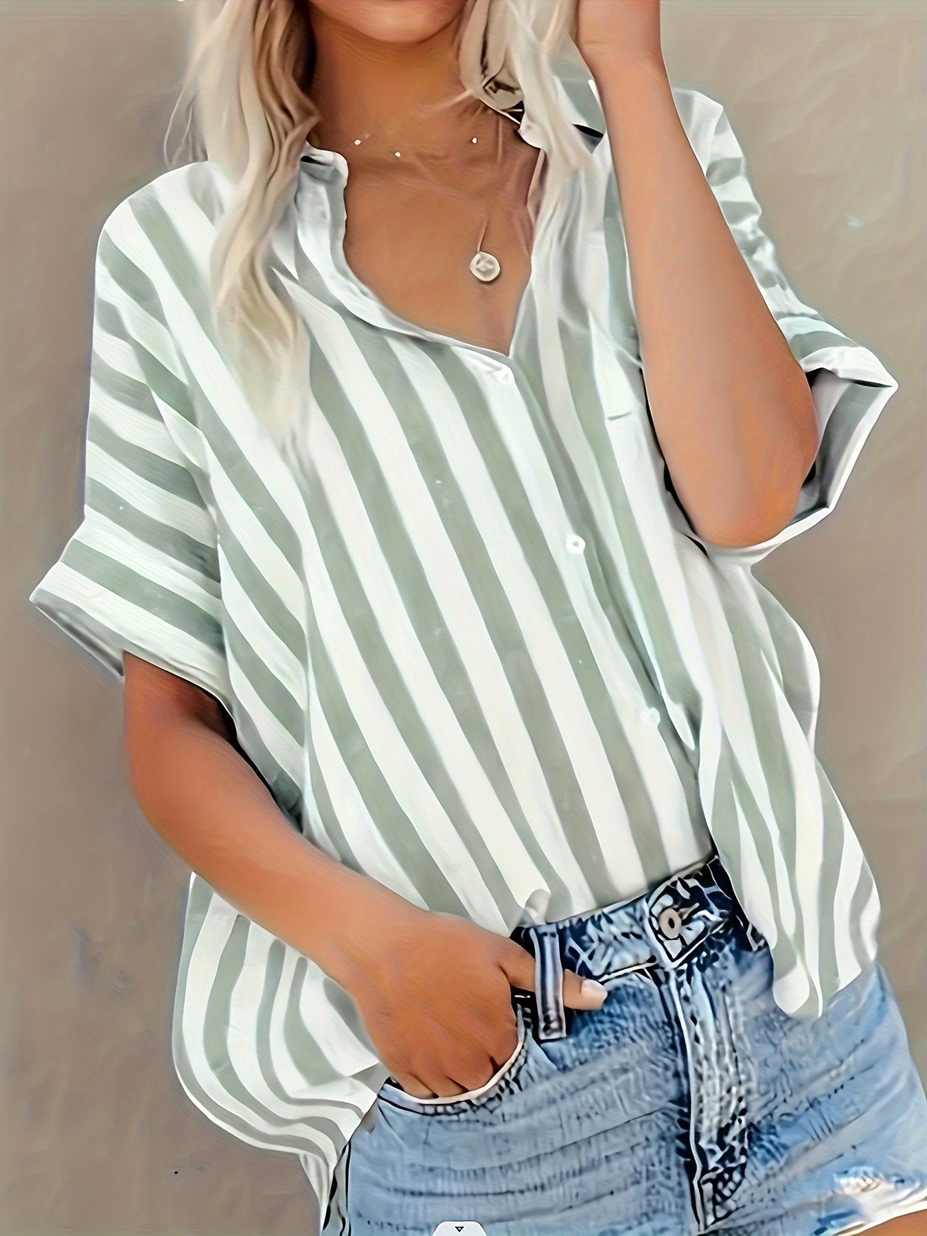 Grietje | Gestreepte blouse met knoopsluiting - korte mouwen, V-hals