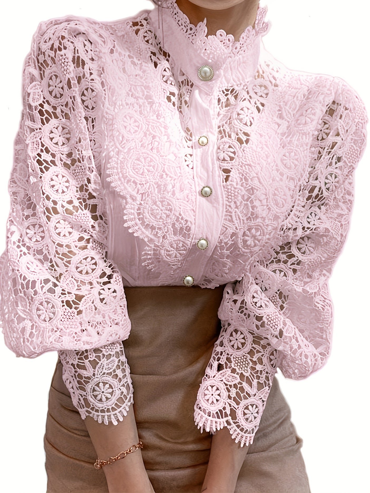 Lalique | Victoriaanse kanten damesblouse met parelknop en lange mouwen