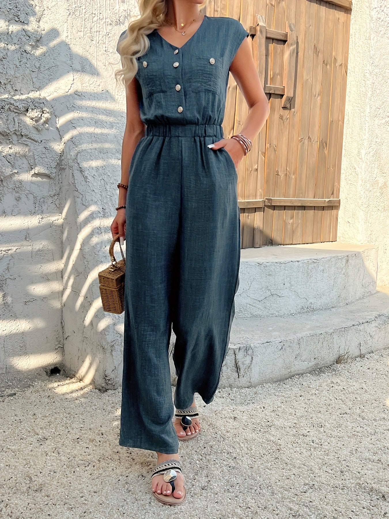 Cornelia | Jumpsuit met V-hals en korte mouwen - Hoge taille, elegante pasvorm, knoopdetail