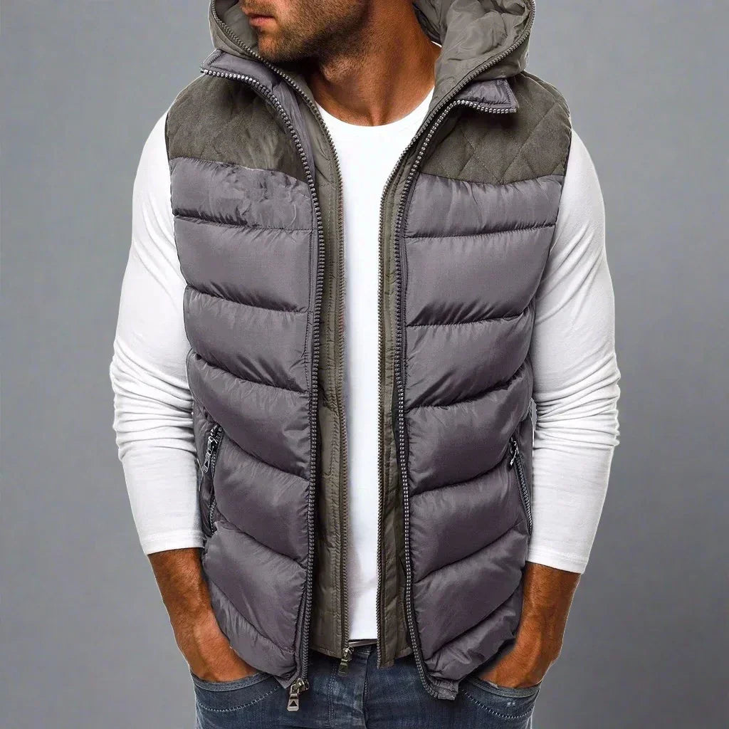 Rikmar | Gevoerd vest met capuchon voor heren – Stijlvolle mouwloze bodywarmer met leren patch