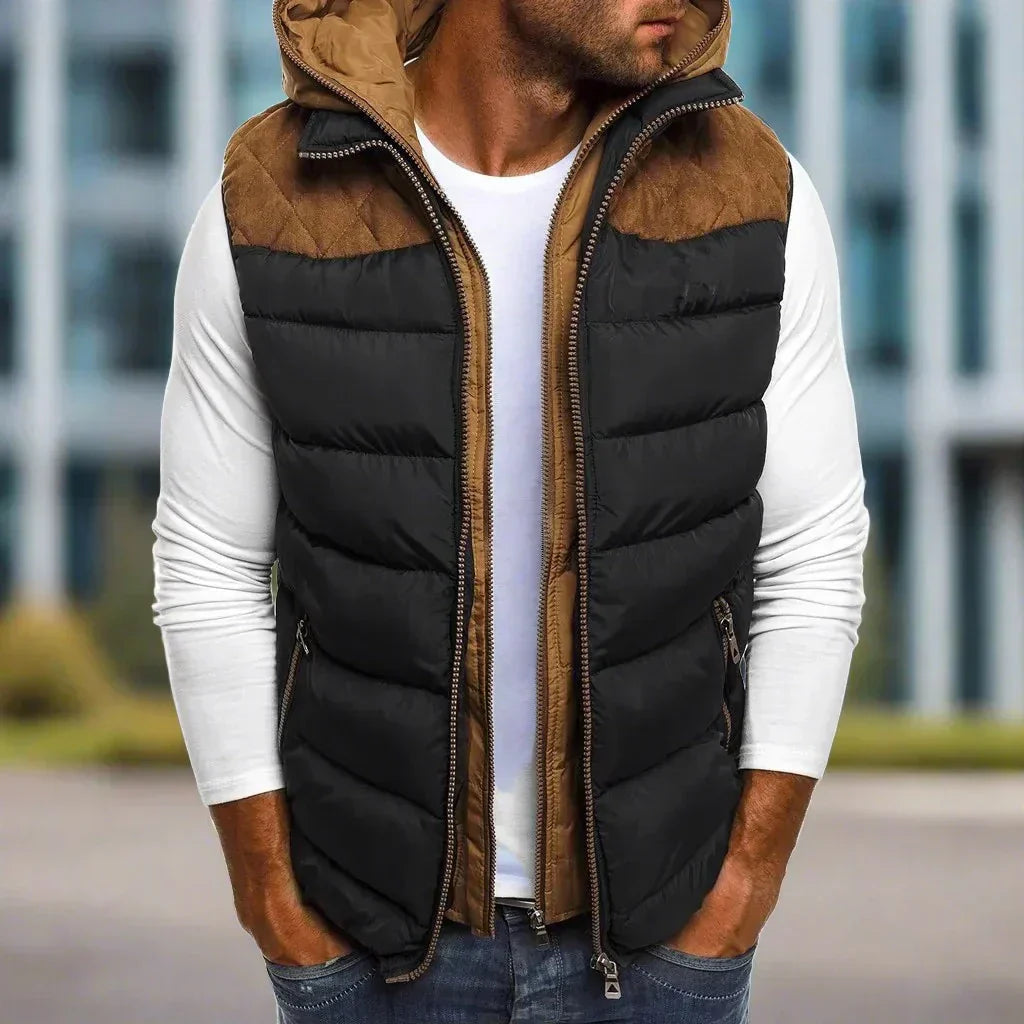 Rikmar | Gevoerd vest met capuchon voor heren – Stijlvolle mouwloze bodywarmer met leren patch