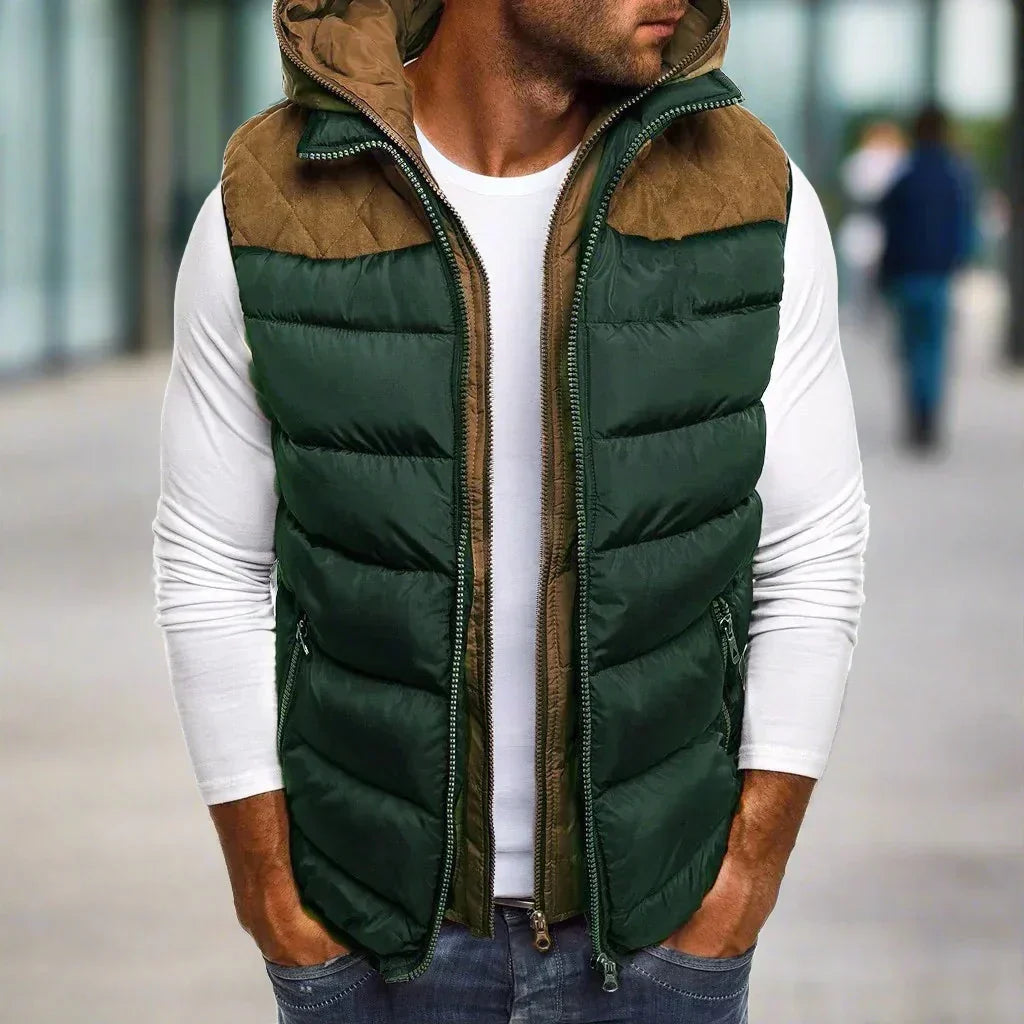 Rikmar | Gevoerd vest met capuchon voor heren – Stijlvolle mouwloze bodywarmer met leren patch