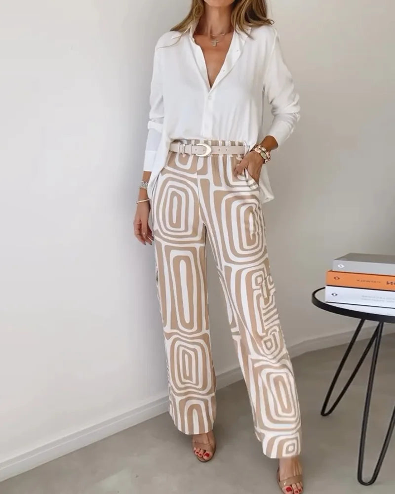 Taerisse | Elegante damesoutfit - wit overhemd met lange mouwen en wijde broek met beige geometrische print
