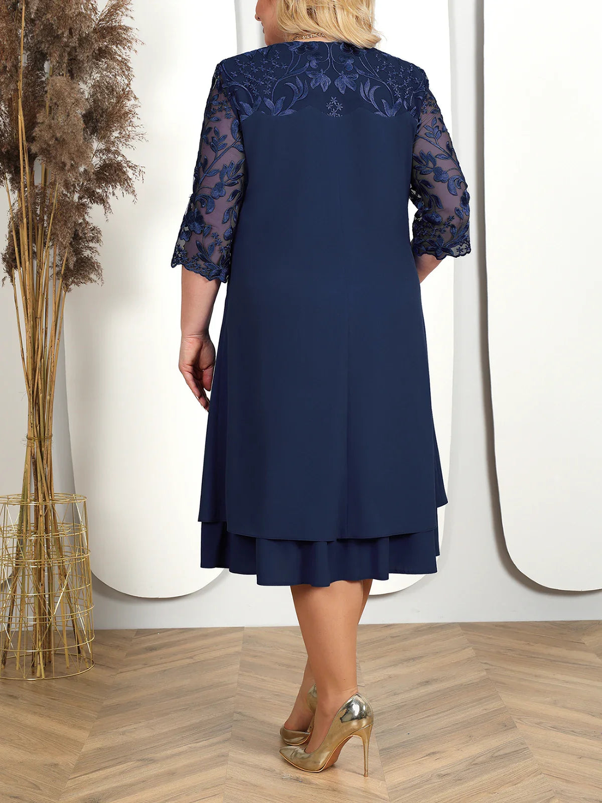 Talina | Geborduurde Midi Avondjurk Plus Size - Halve Mouwen van Mesh, Bloemig Kantdetail