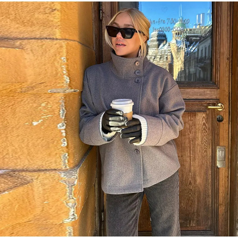 Jubria | Korte damesjas – Modieuze jas met hoge kraag en knopen, casual en elegant