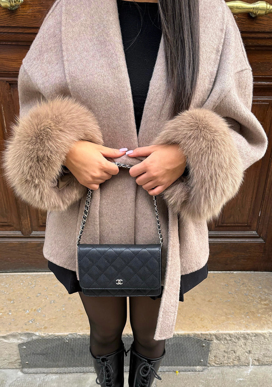 Asta | Luxe winterjas voor dames met bontmanchetten en strikceintuur – Elegante, warme bovenkleding