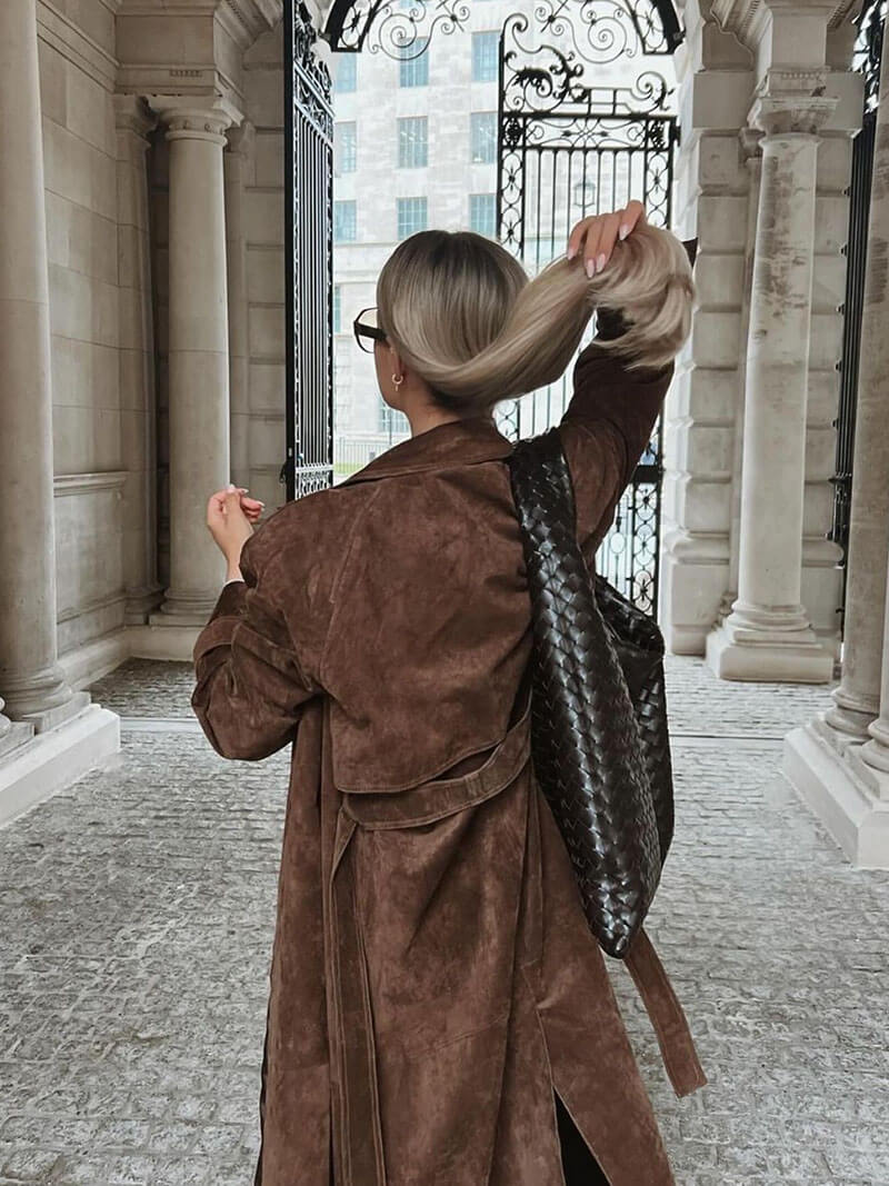 Nyvella | Elegante lange jas van imitatiesuède voor dames - Getailleerde overjas met ceintuur