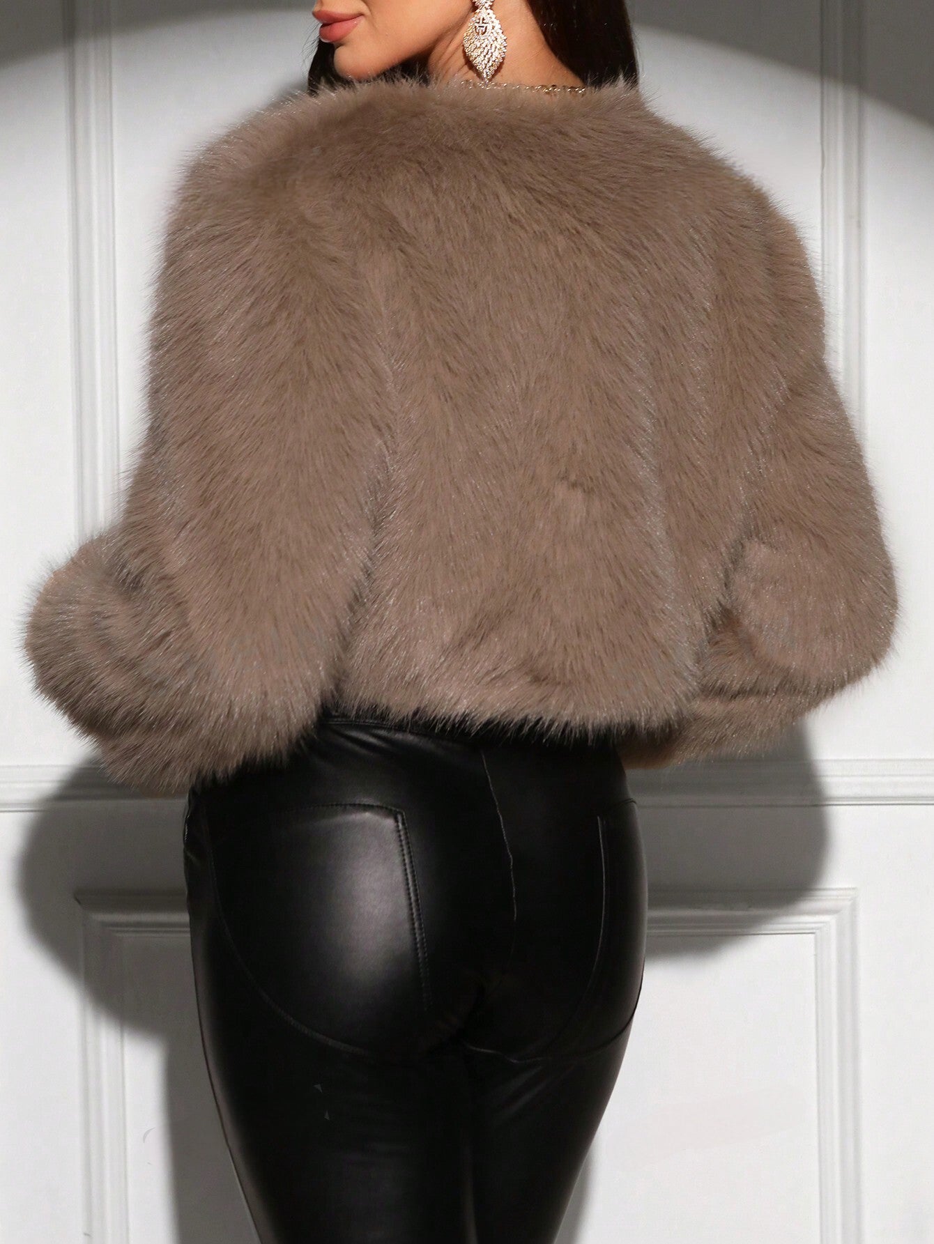 Zerriah | Luxe Fluffy Damesjas – Cropped Stijl, Zachte Bontlook, Comfortabel & Trendy