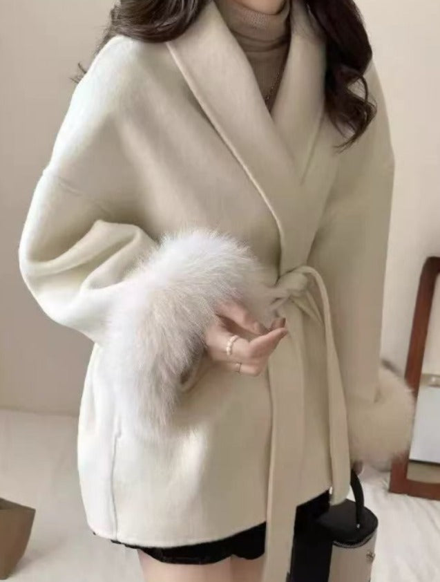 Asta | Luxe winterjas voor dames met bontmanchetten en strikceintuur – Elegante, warme bovenkleding