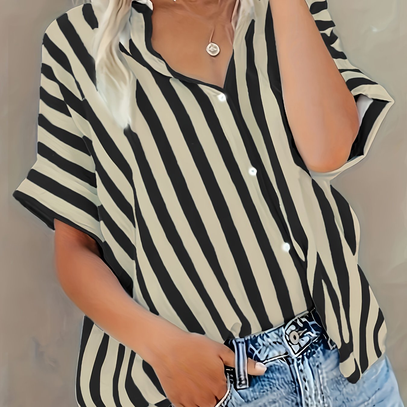 Grietje | Gestreepte blouse met knoopsluiting - korte mouwen, V-hals