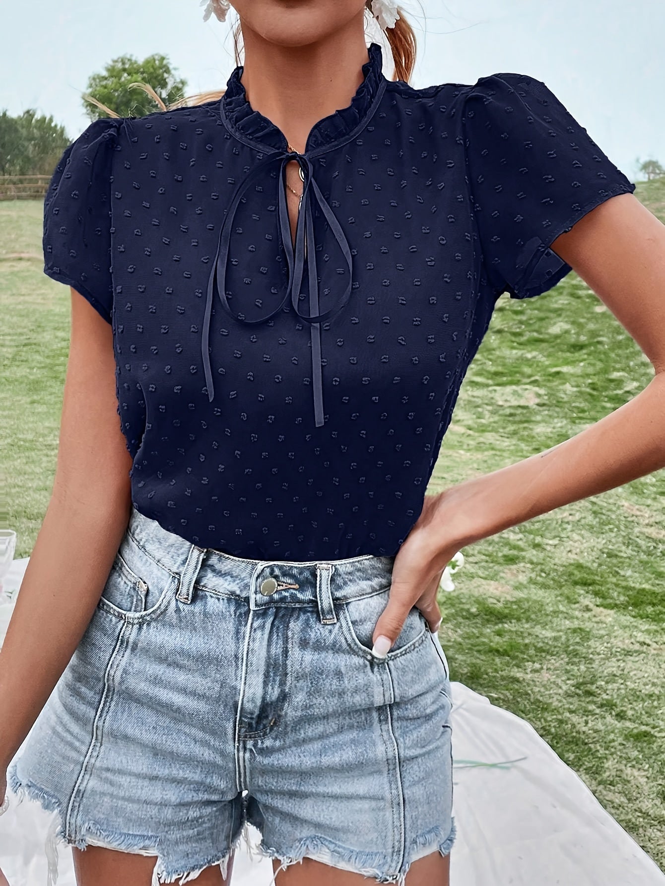 Raven | Elegante Blouse met Strikhals, Bolle Mouwen & Eyelet Detail