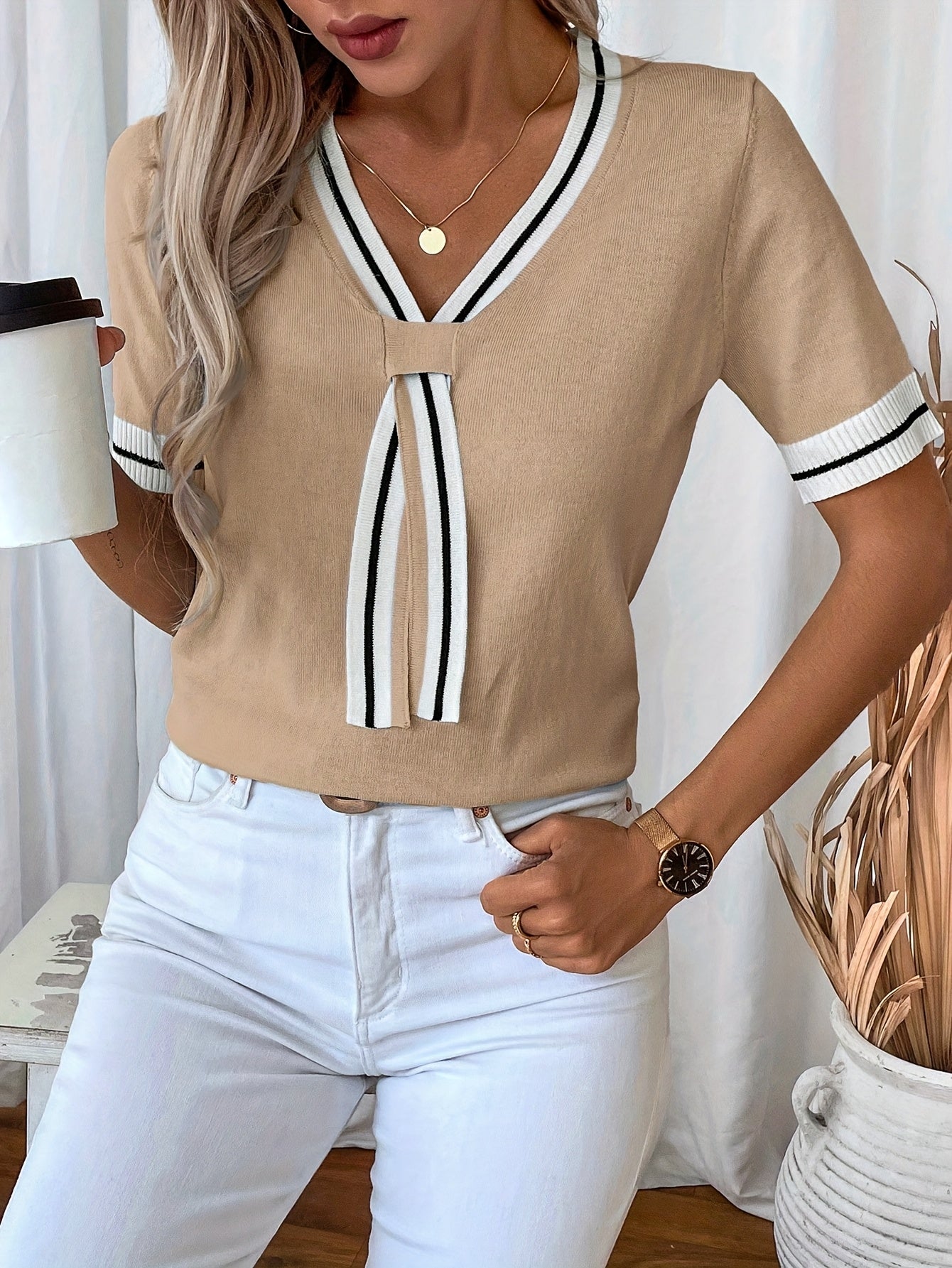 Danika | Casual dames-T-shirt met V-hals en strikdetail - Kleurblok top met korte mouwen