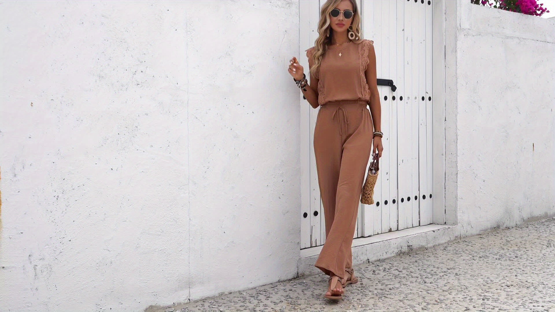 Kasmira | Elegante kanten mouwloze blouse & wijde broek - chique outfit