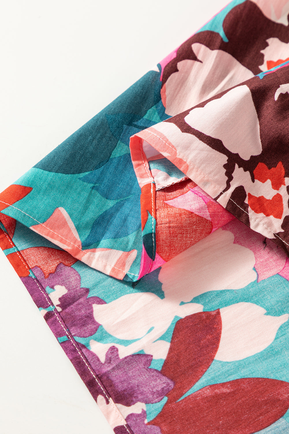 Ysoria | Blouse met bloemenpofmouw en ingekeepte V-hals - Elegante Damestop