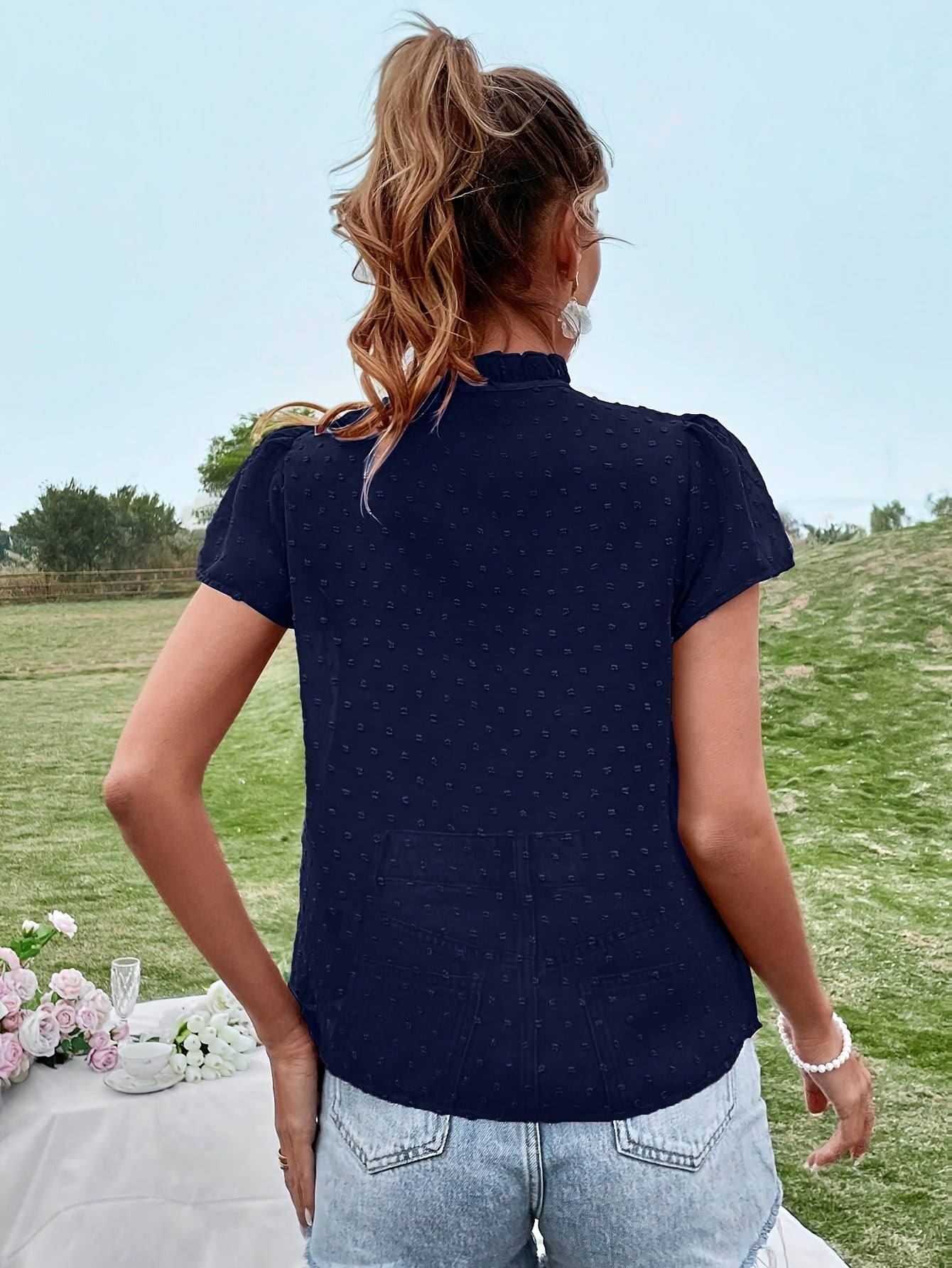Raven | Elegante Blouse met Strikhals, Bolle Mouwen & Eyelet Detail