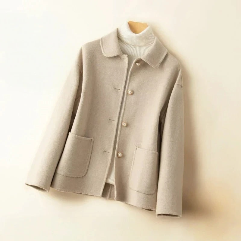 Prisca | Korte wollen jas voor dames – elegante knoopsluiting, warme wollen jas