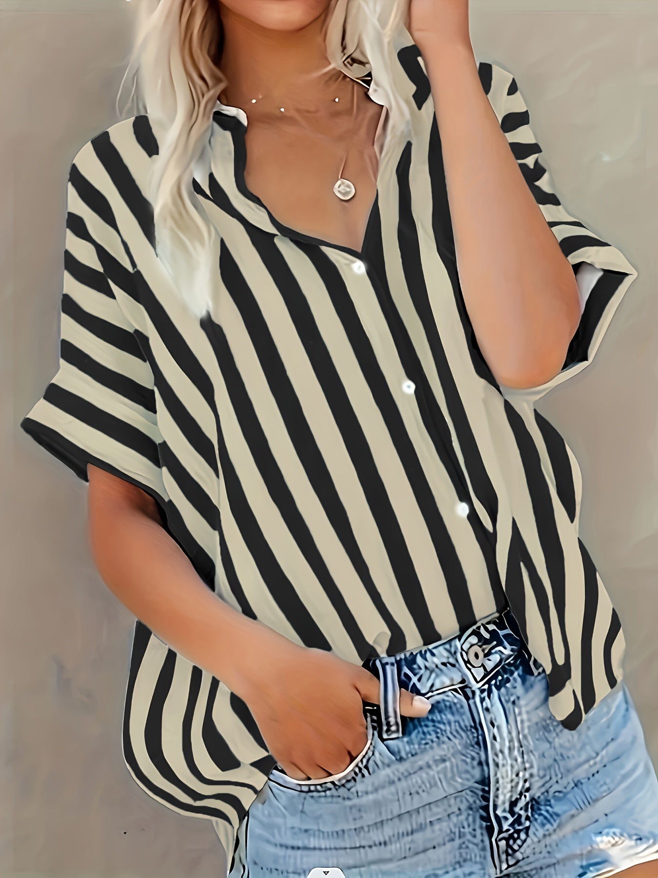 Grietje | Gestreepte blouse met knoopsluiting - korte mouwen, V-hals