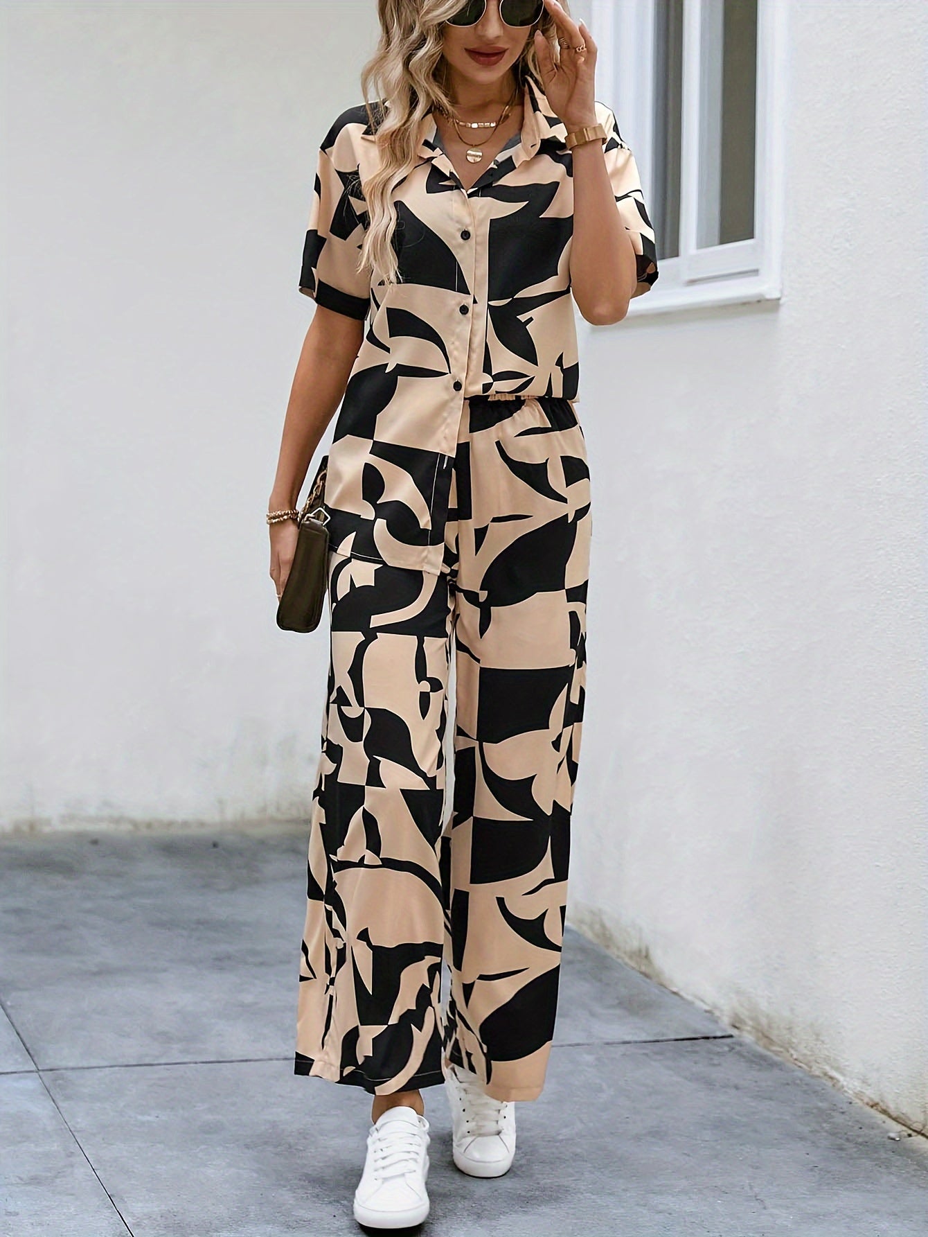 Veyra | Elegante tweedelige set met abstracte print, overhemd met knoopsluiting en broek met wijde pijpen