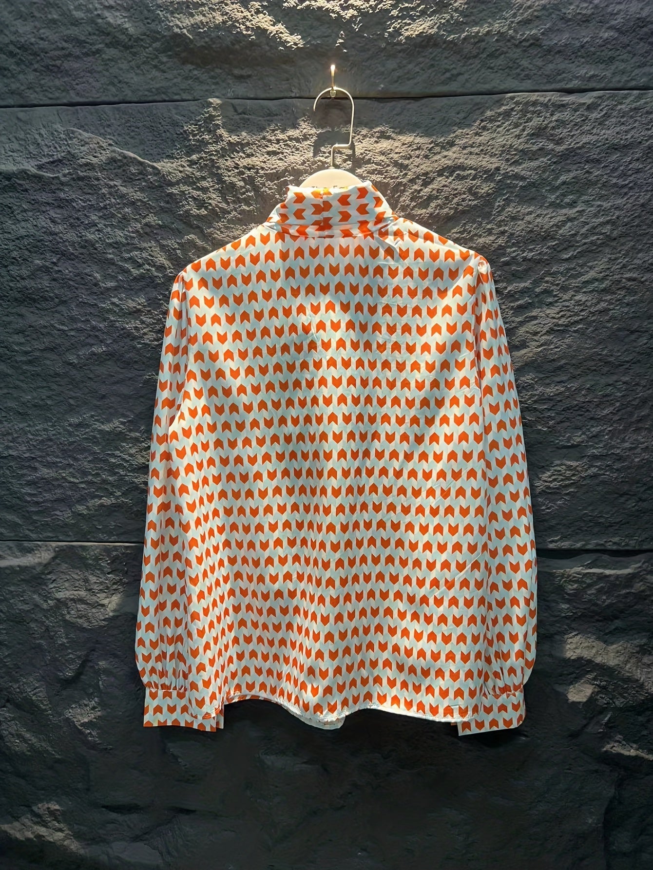 Borghild | Dames Blouse met Geometrische Halsprint - Chique Top voor Kantoor & Casual