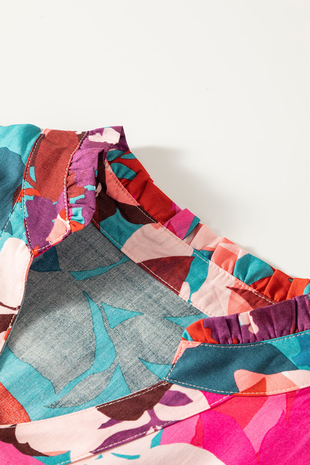 Ysoria | Blouse met bloemenpofmouw en ingekeepte V-hals - Elegante Damestop