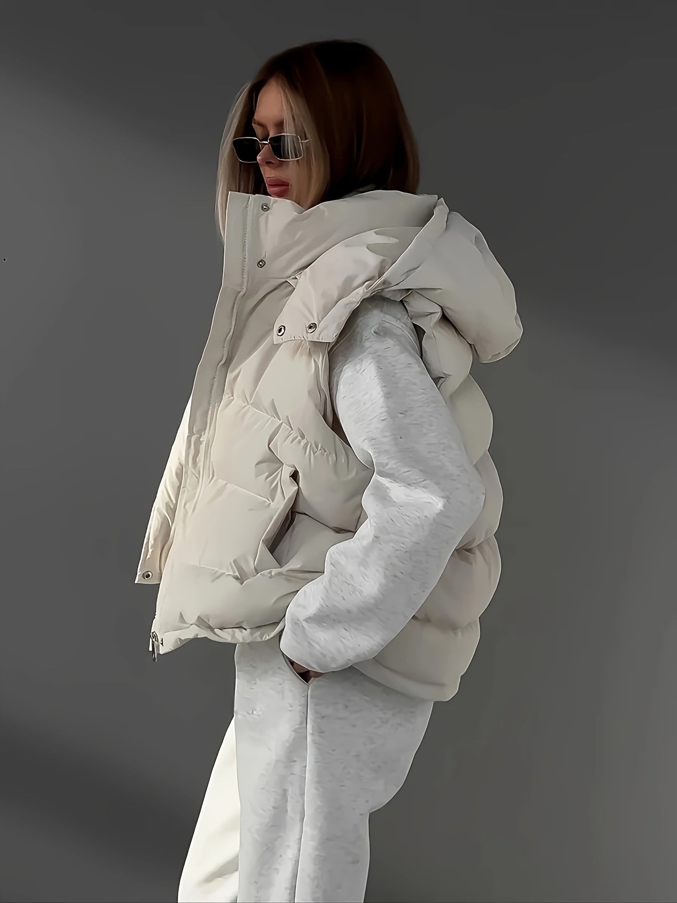 Karolinea | Dames mouwloos puffer vest met V-hals, ritssluiting en capuchon – Casual bodywarmer