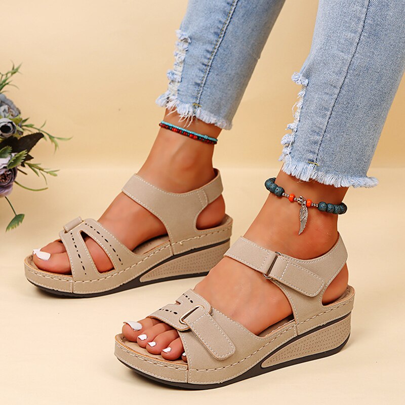 EzyStep | Retro Orthopedische Sandalen met Zachte Sleehak & Klittenbandsluiting