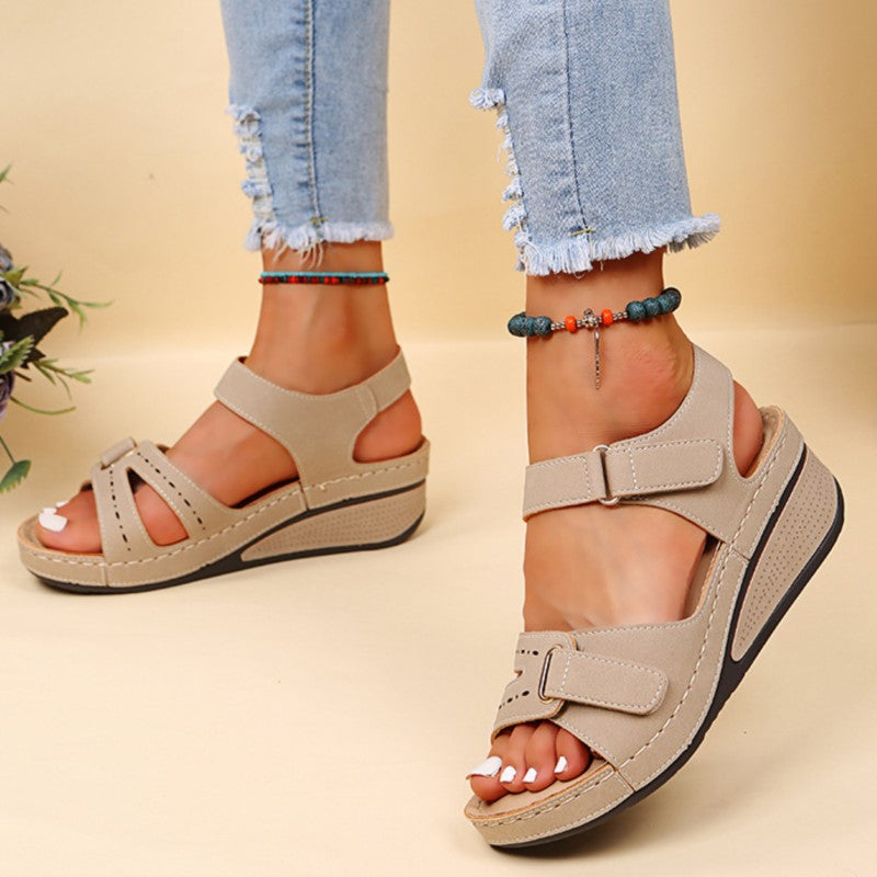 EzyStep | Retro Orthopedische Sandalen met Zachte Sleehak & Klittenbandsluiting