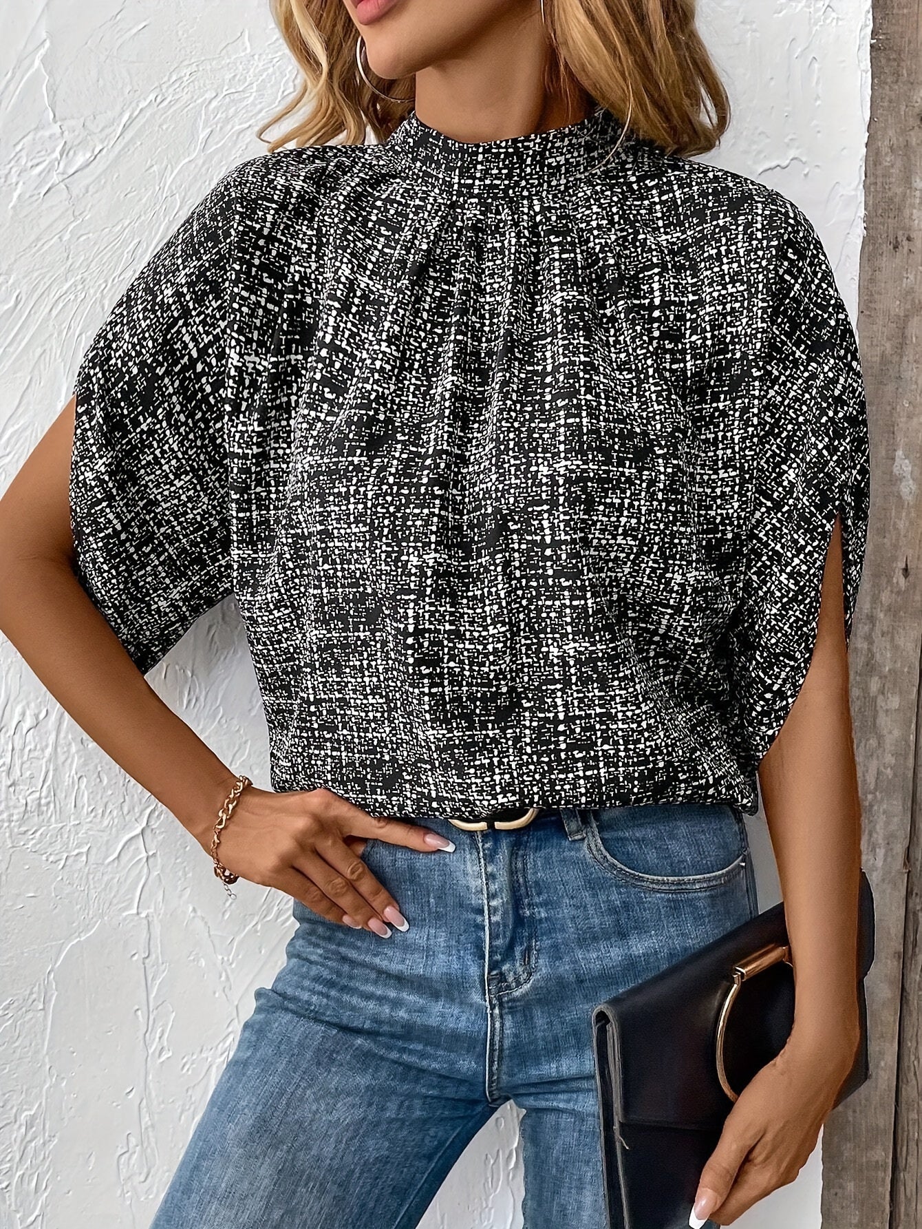 Salomea | Elegante blouse met alloverprint en schijnbare hals - Halve mouwen, lichtgewicht damestop