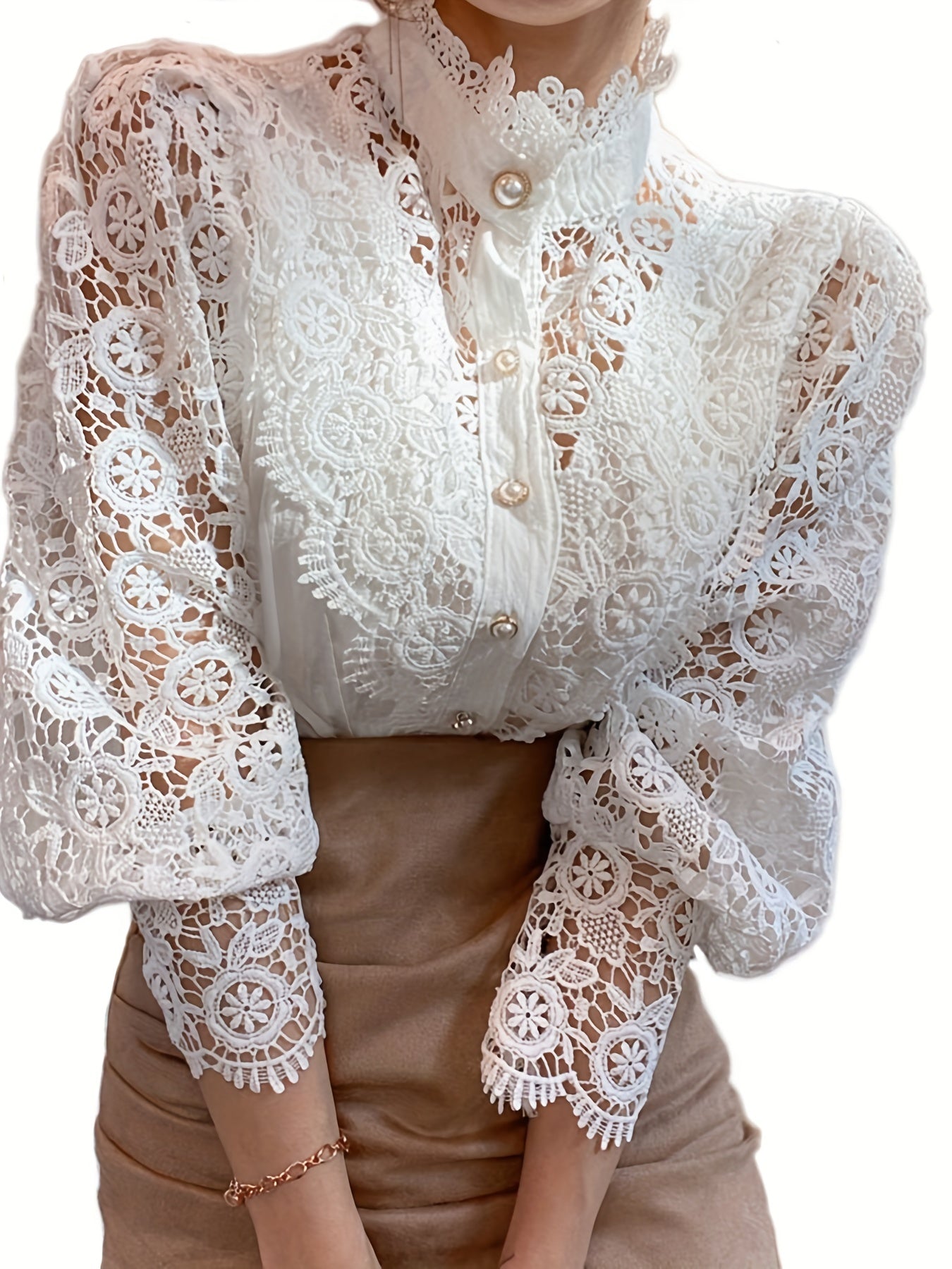 Lalique | Victoriaanse kanten damesblouse met parelknop en lange mouwen