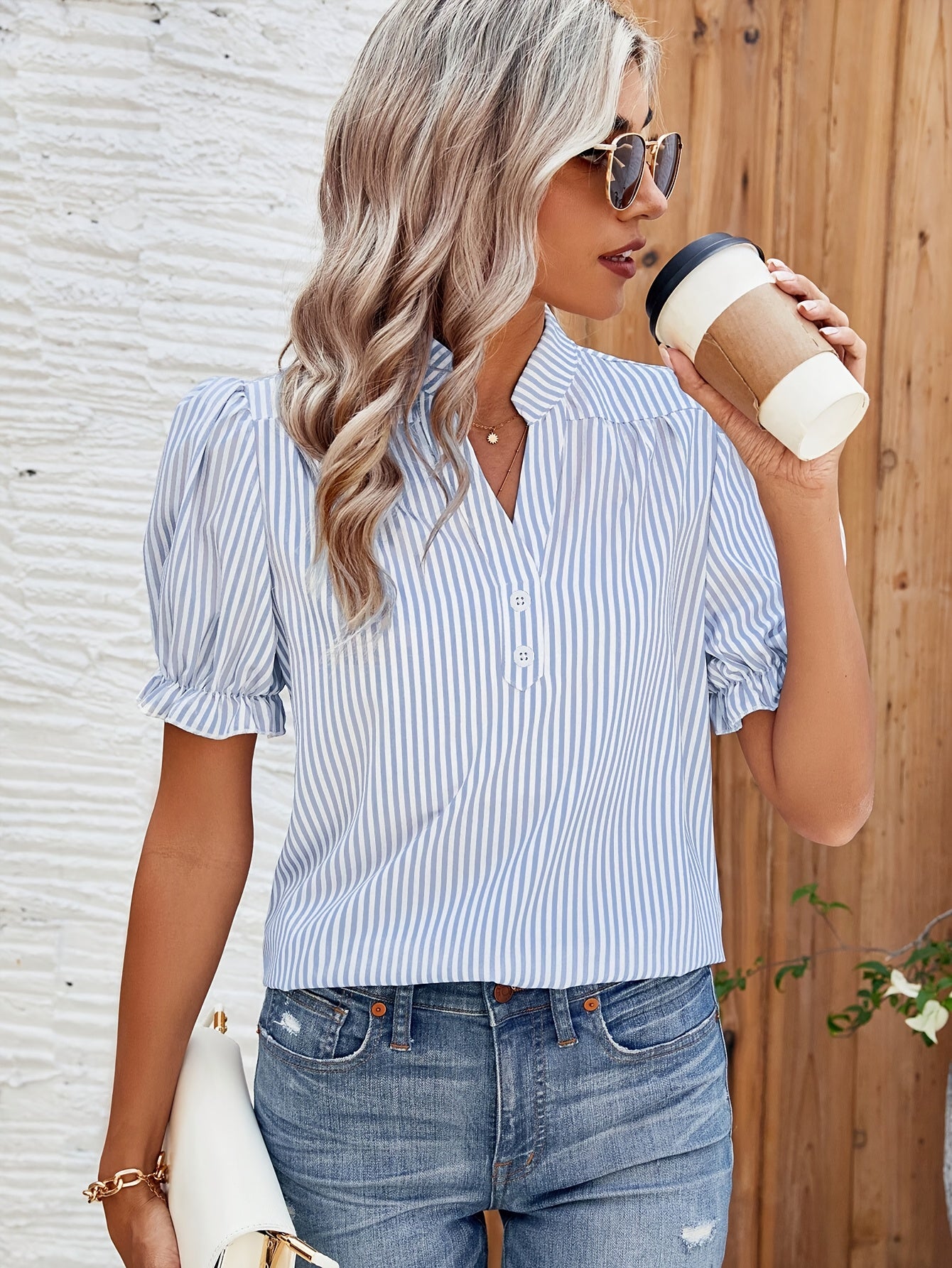 Nyxaria | Gestreepte damesblouse met pofmouwen en V-hals - Elegant overhemd, casual en chic