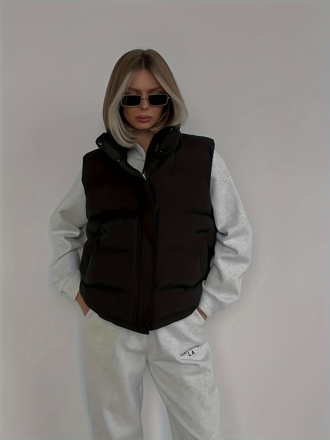 Karolinea | Dames mouwloos puffer vest met V-hals, ritssluiting en capuchon – Casual bodywarmer