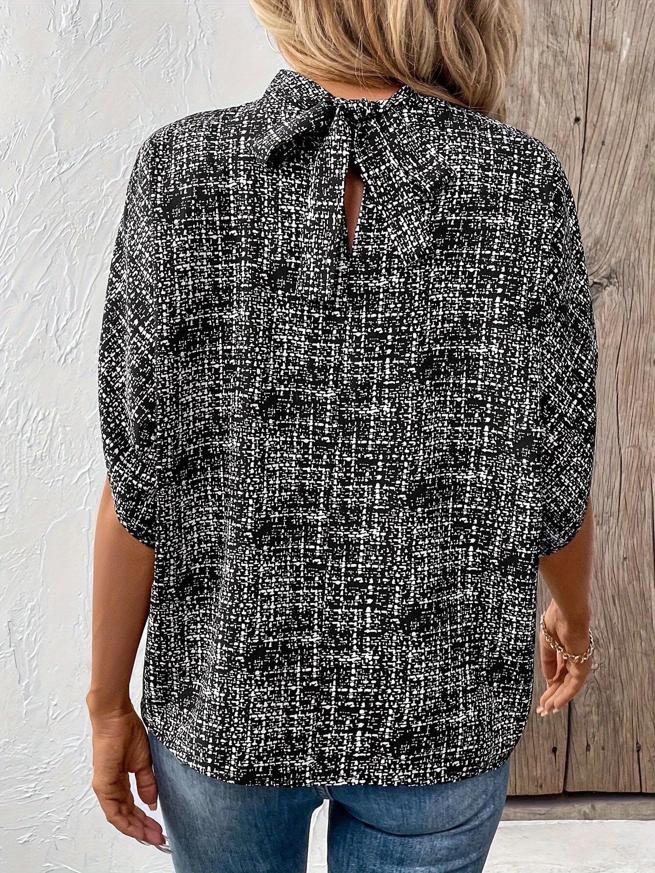 Salomea | Elegante blouse met alloverprint en schijnbare hals - Halve mouwen, lichtgewicht damestop