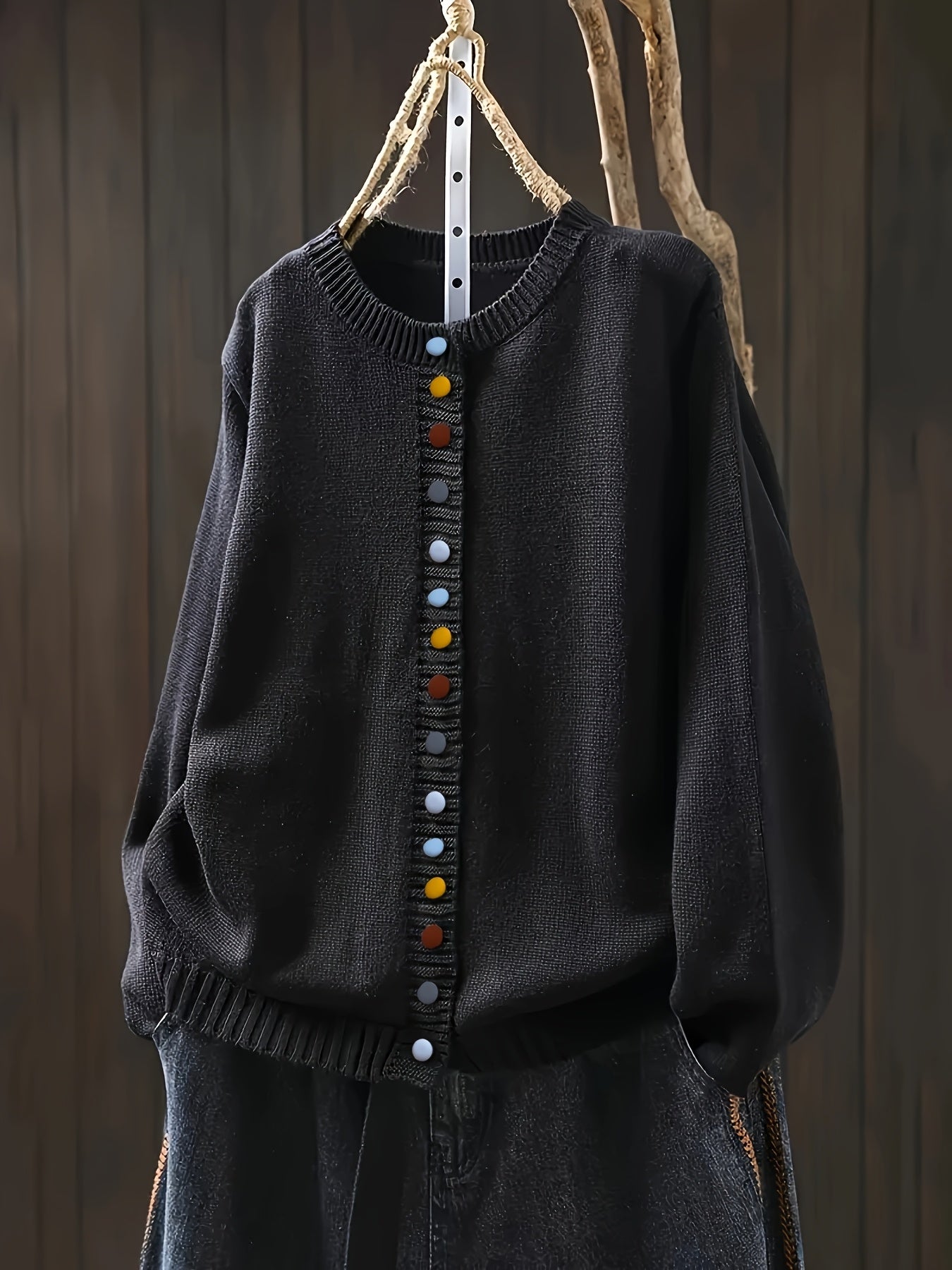 Marietta | Klassieke gebreide trui – Relaxed fit, veelkleurige knopen, zachte warme gebreide pullover