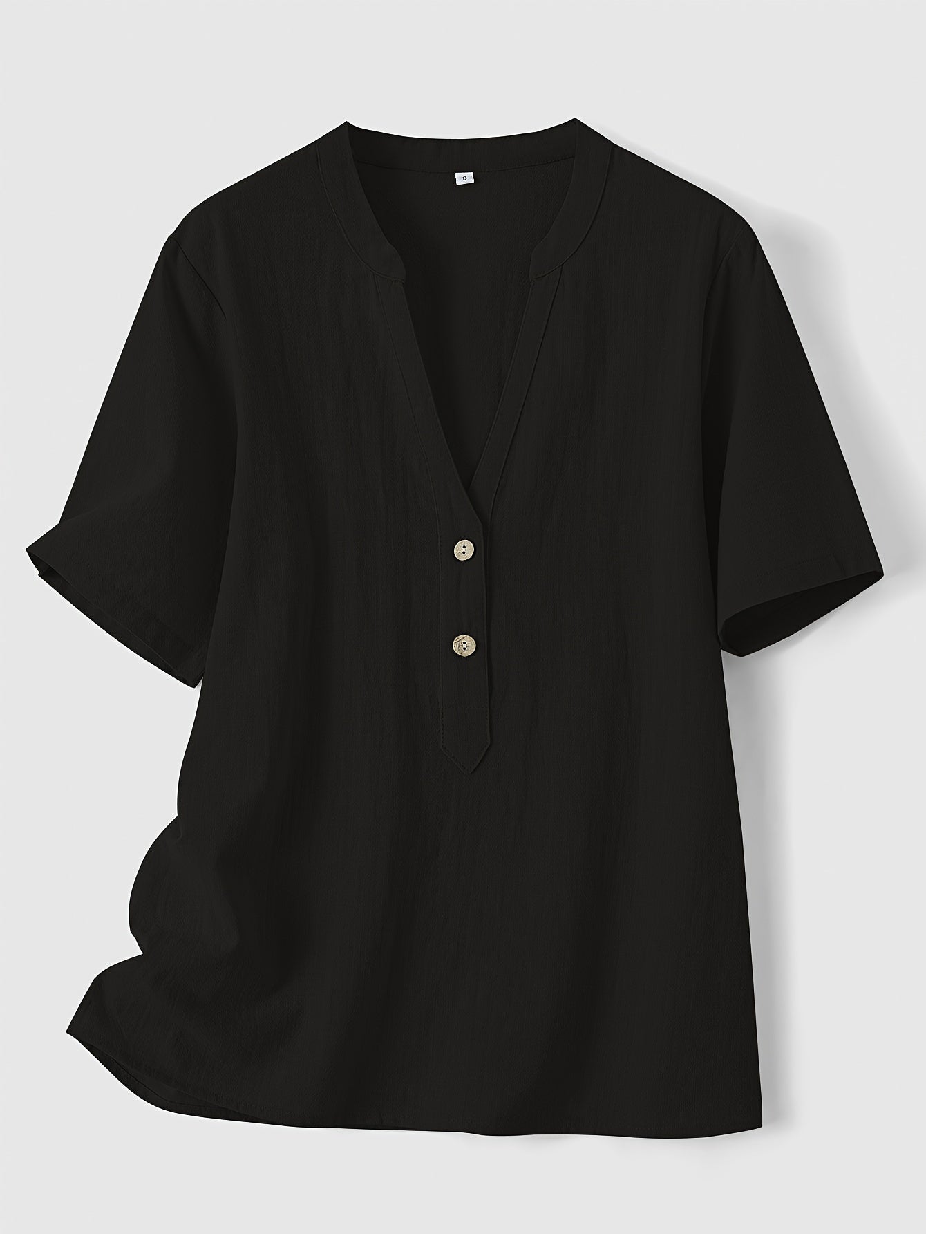 Mattea | Losvallende damesblouse met V-hals en korte mouwen en knoopdetail