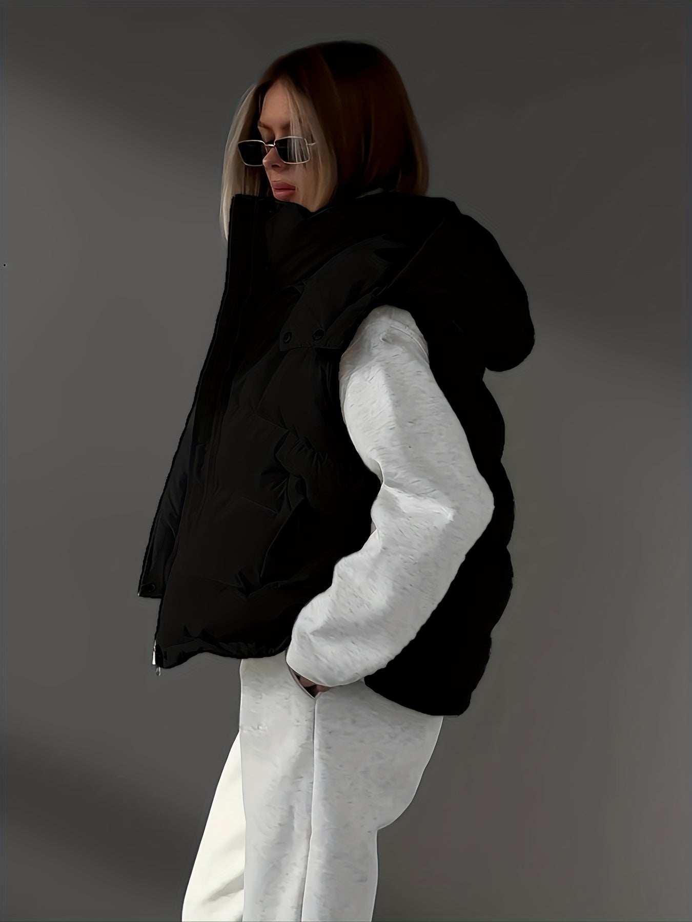 Karolinea | Dames mouwloos puffer vest met V-hals, ritssluiting en capuchon – Casual bodywarmer