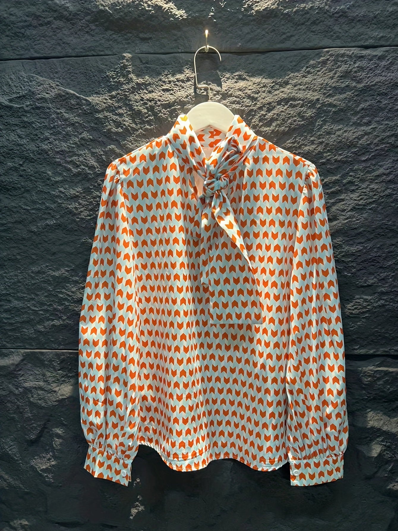 Borghild | Dames Blouse met Geometrische Halsprint - Chique Top voor Kantoor & Casual