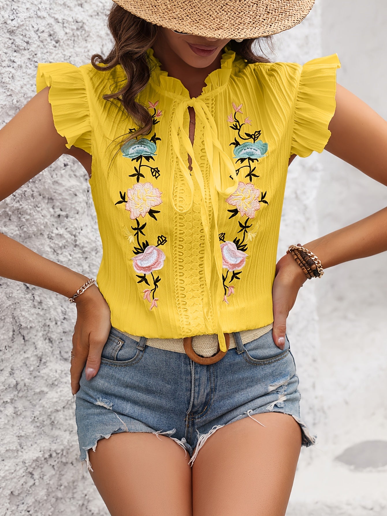 Radmila | Geborduurde blouse met ruches - Vintage kanten blouse met splitjes aan de voorkant