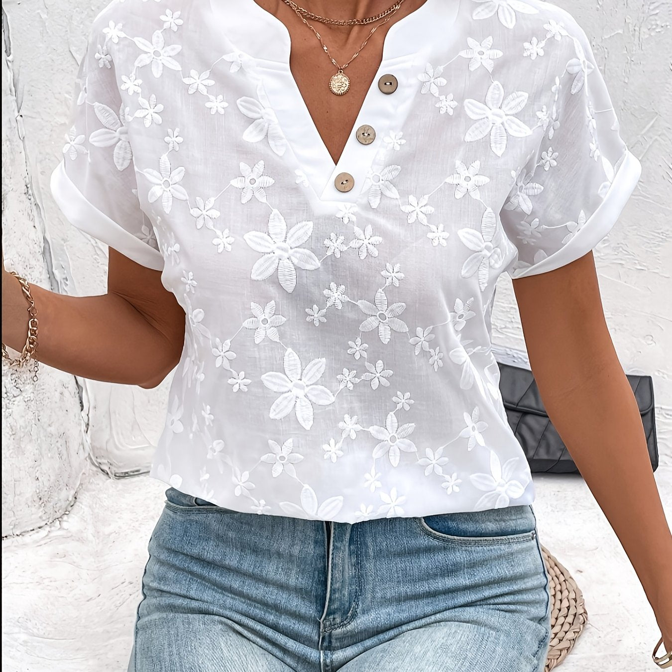 Arlethea | Losvallend wit shirt met V-hals, geborduurde bloemendetails, korte mouwen, casual blouse