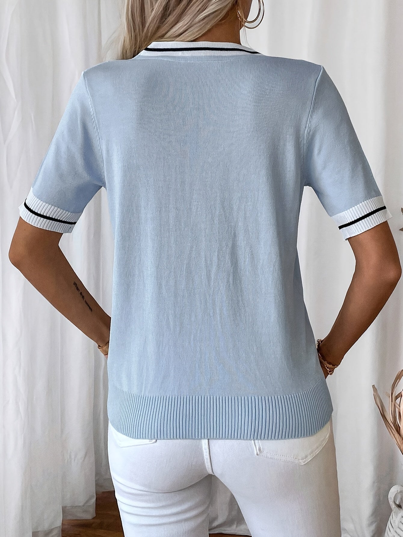 Danika | Casual dames-T-shirt met V-hals en strikdetail - Kleurblok top met korte mouwen