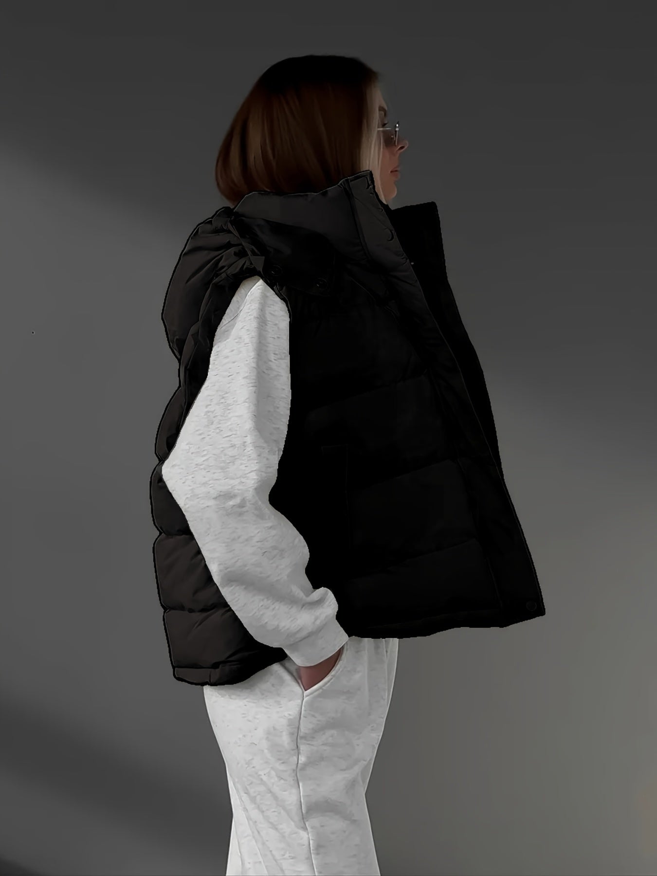 Karolinea | Dames mouwloos puffer vest met V-hals, ritssluiting en capuchon – Casual bodywarmer