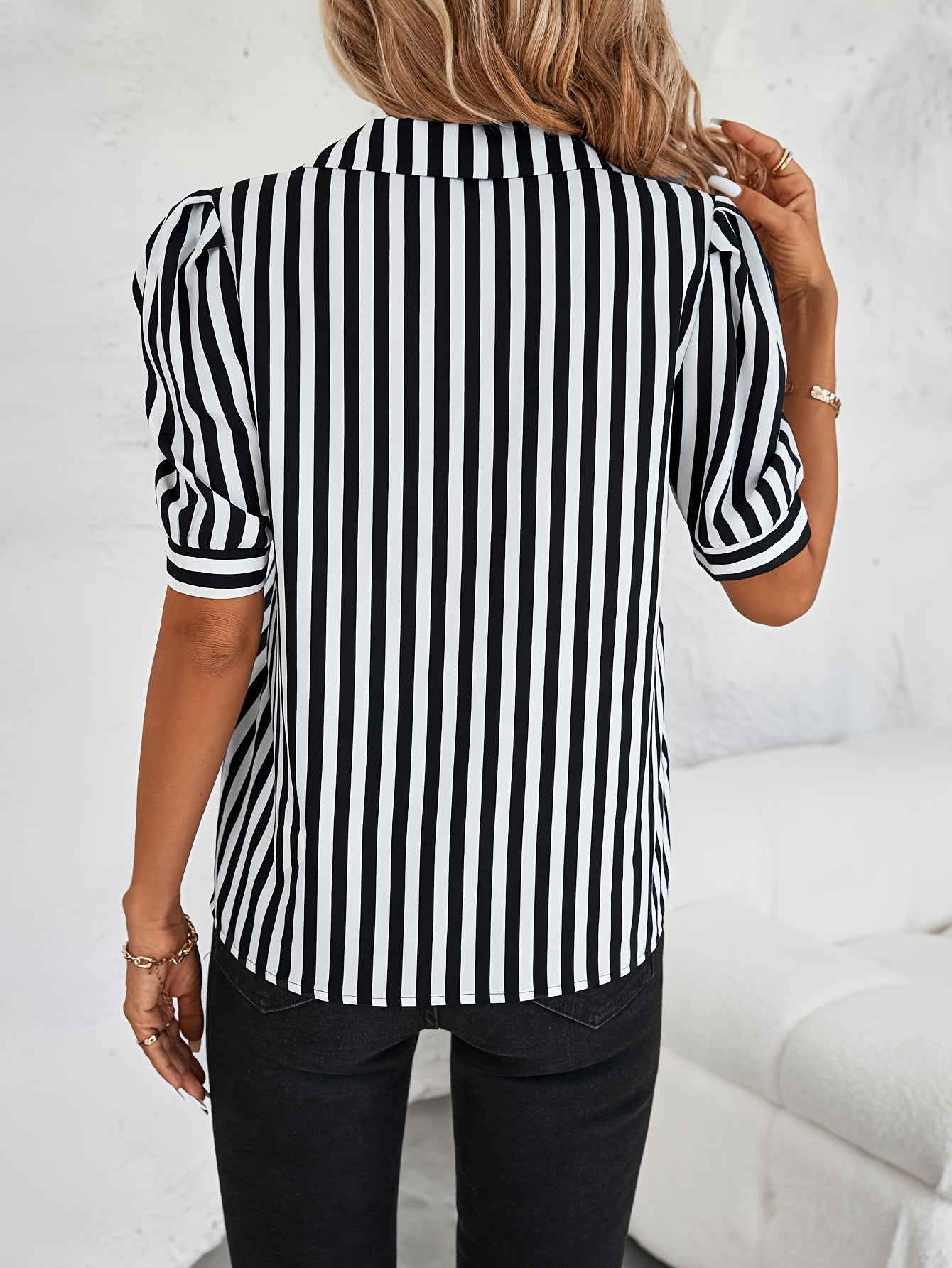 Ysabeau | Streepjesprint Knoop Front Blouse - Elegante Pofmouw Blouse