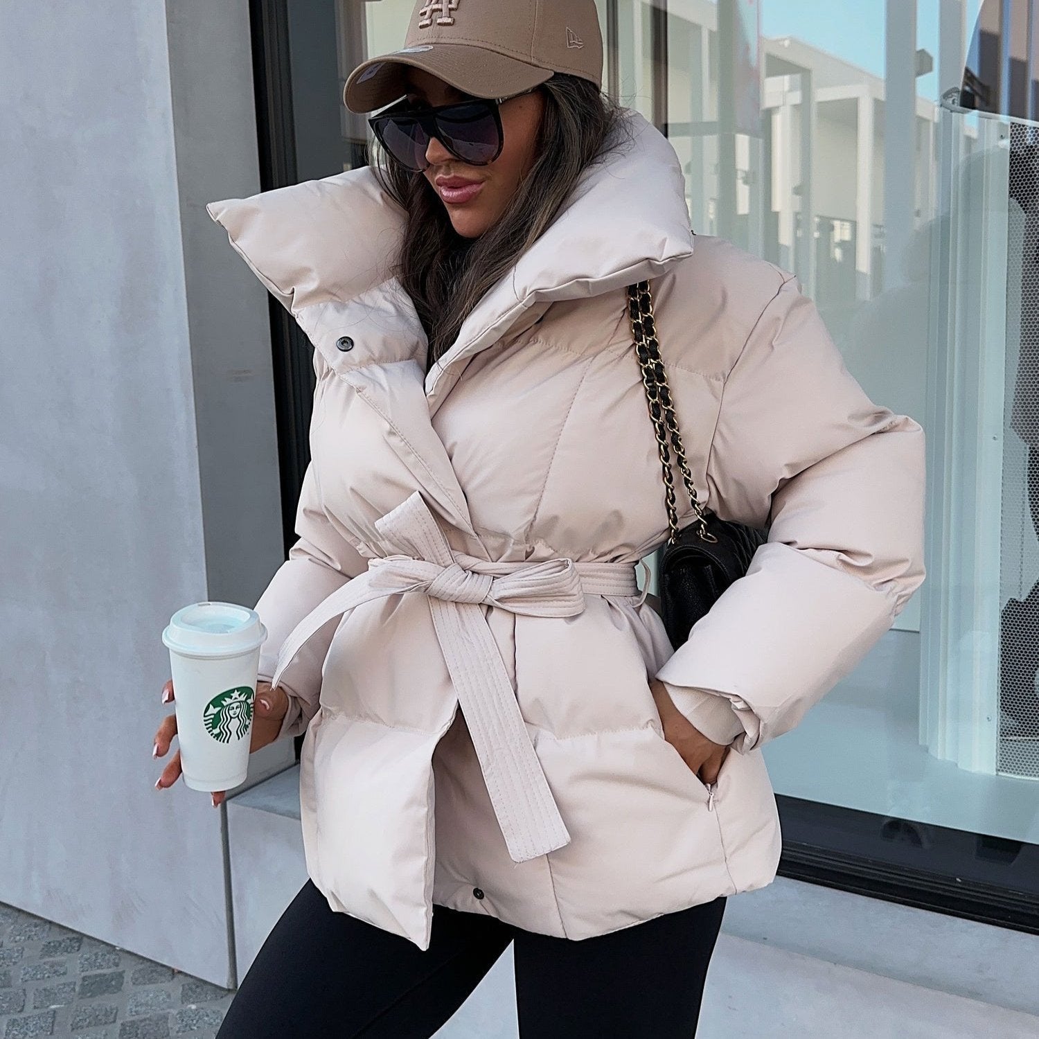 Madelief | Chique pufferjas met strikceintuur, pofmouwen, moderne pasvorm, comfortabele jas