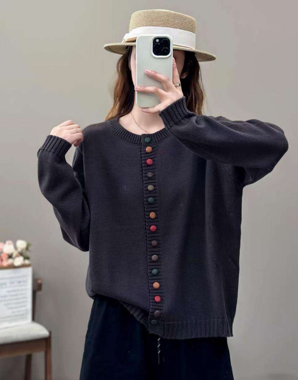 Marietta | Klassieke gebreide trui – Relaxed fit, veelkleurige knopen, zachte warme gebreide pullover