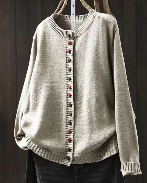 Marietta | Klassieke gebreide trui – Relaxed fit, veelkleurige knopen, zachte warme gebreide pullover