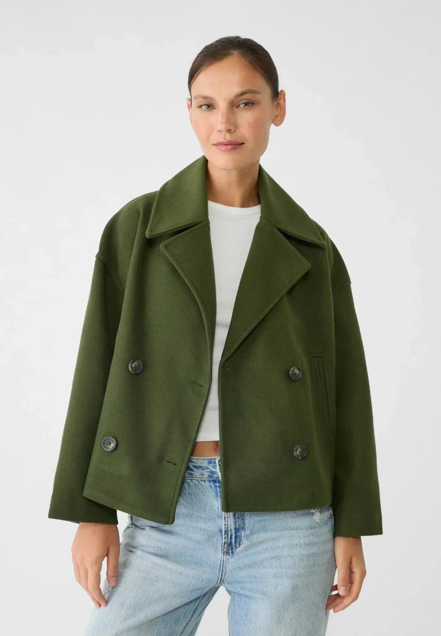 Xaviera | Korte winterjas voor dames met dubbele knoopsluiting – jas van wolmix met brede revers